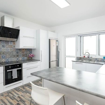 Happy Stay Apartment - Halefka Court Larnaca Buitenkant foto